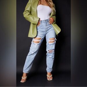 PRETTYLITTLETHING LIGHT WASH RIPPED MOM JEANS